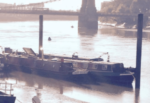 Narrow boat amarré à proximité du pont d'Hammersmith