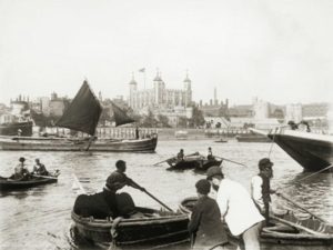 Watermen face à la Tour de Londres, 1885.