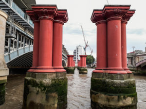 piliers rouges pont de blackfriars
